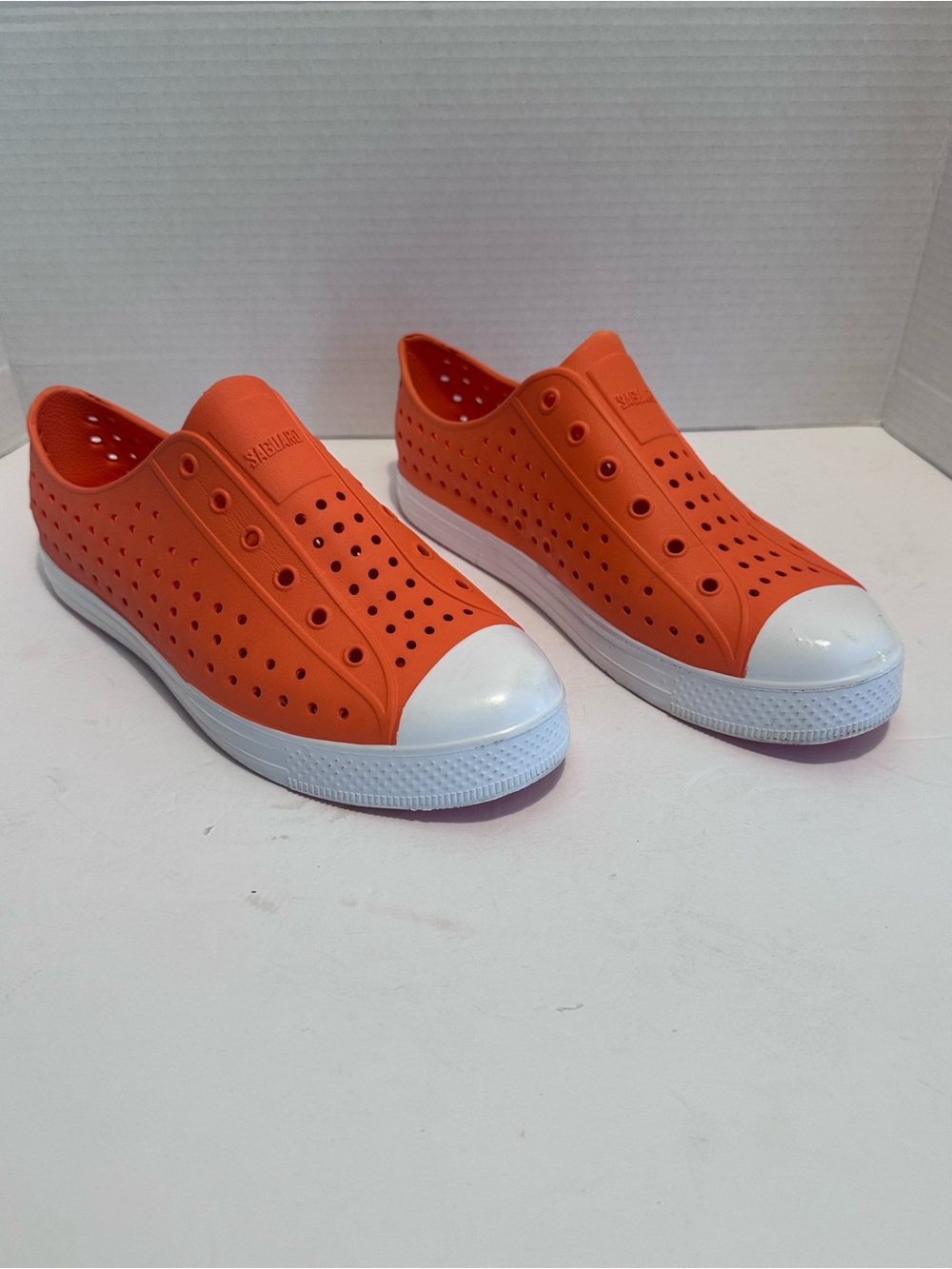 Saguaro Men’s Slip-On Loafers in Bright Orange with white trim size 41 (8) beach